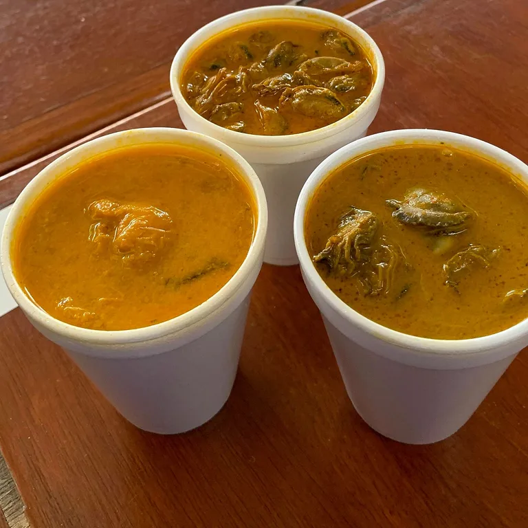 Três caldinhos, cada um de um sabor, servidos na mesa do ponto.