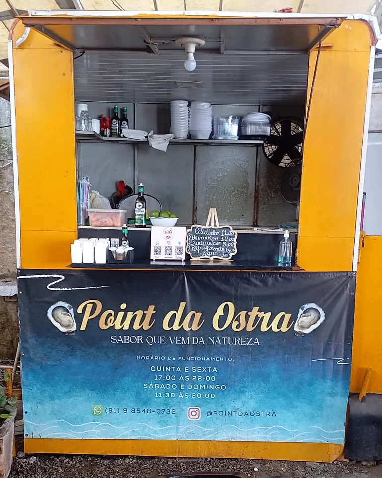 Trailer amarelo do Point da Ostra no BV Sul Food Park, com balcão aberto e a marca na fachada.